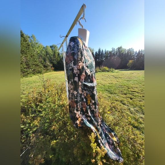 Everly Green Floral Midi Dress - Picture 2 of 3